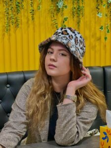 Aylin Rashidi Rostami, Iranian visual artist, known for vibrant oil and colored pencil paintings, capturing emotional depth and personal storytelling.