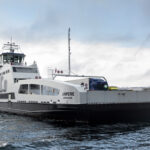 Die von Siemens in Kooperation mit dem Schiffbauer Fjellstrand ausgestattete weltweit erste elektrische Auto- und Passagierfähre wurde in Betrieb genommen. Mit ihren drei Batteriepaketen, eines an Bord und eines in jedem Hafen, fährt sie vollständig emissionsfrei. The first electric car and passenger ferry in the world, equipped by Siemens in cooperation with shipbuilder Fjellstrand, has been taken into operation. With three battery packs, one on board and one at each pier, it functions completely emission free.