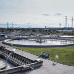 Siemens wird die Stadt Wien bei der energetischen Optimierung ihrer Hauptkläranlage unterstützen. Hierfür liefert Siemens die Leit-, Mess-, Analyse- und Schaltanlagenleittechnik sowie Niederspannungs- und Mittelspannungsschaltanlagen. Siemens will support the city of Vienna in optimizing its main sewage plant in terms of energy. For this purpose, Siemens is supplying the control, measuring, analytical and power distribution systems, as well as the low-voltage and medium-voltage switchgear.